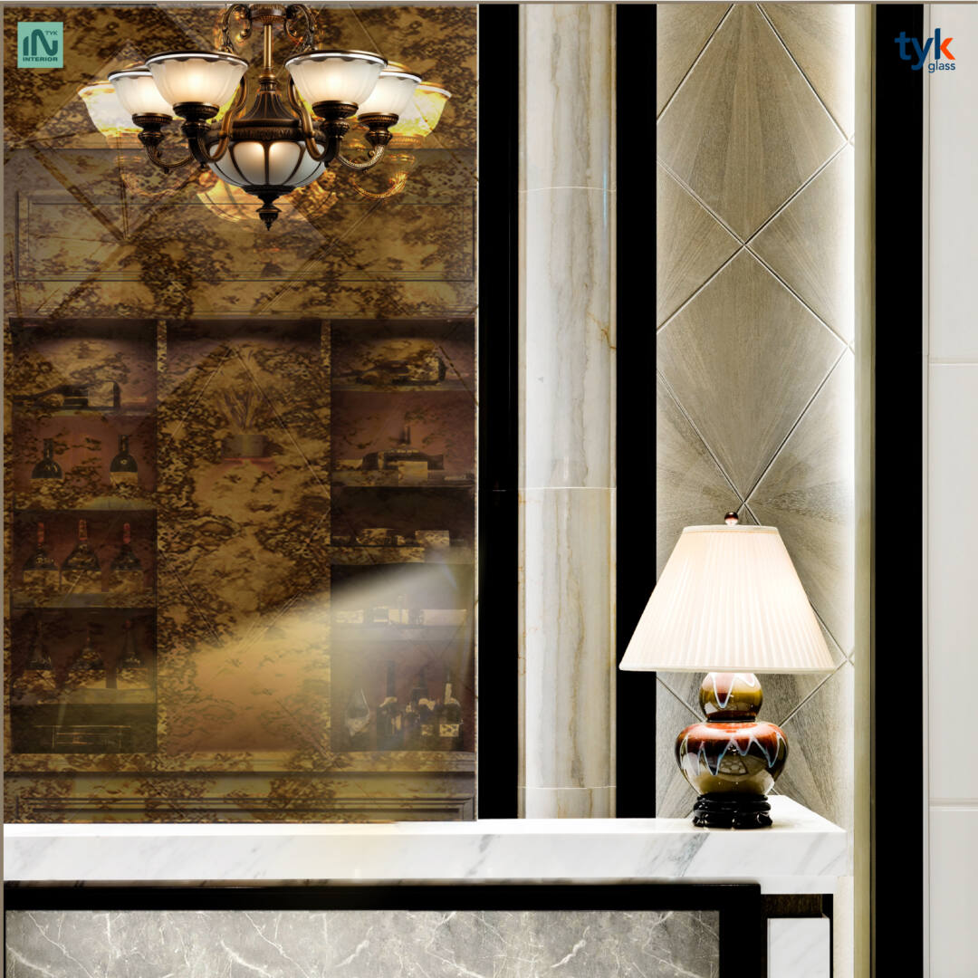 ข้อควรระวังในการใช้งาน • กระจกเงาโบราณ Antique Mirror เหมาะสำหรับ งานตกแต่งภายในเท่านั้น ไม่ควรติดตั้งในพื้นที่ภายนอกหรือบริเวณที่สัมผัสกับความชื้นสูงเป็นเวลานาน • แนะนำให้ใช้ซิลิโคนติดกระจกที่เหมาะสำหรับกระจกเงาเท่านั้น • หลีกเลี่ยงการใช้น้ำยาทำความสะอาดที่มีฤทธิ์เป็นกรดหรือด่างสูง เพราะอาจกัดผิวลวดลายได้ • ควรให้ผู้เชี่ยวชาญติดตั้ง เพื่อป้องกันการแตกร้าวหรือความเสียหายจากการตัด/เจาะผิดวิธี • ไม่แนะนำสำหรับการใช้งานในรูปแบบท็อปโต๊ะ แต่เหมาะสำหรับการใช้ตกแต่งภายในเพื่อกรุผนัง 
